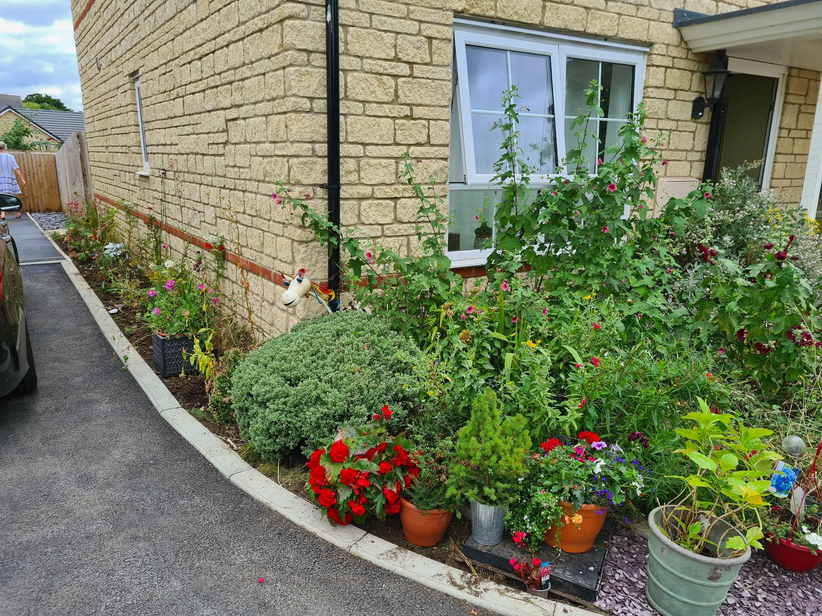 Cottage Front Garden & Fencing – photo 2